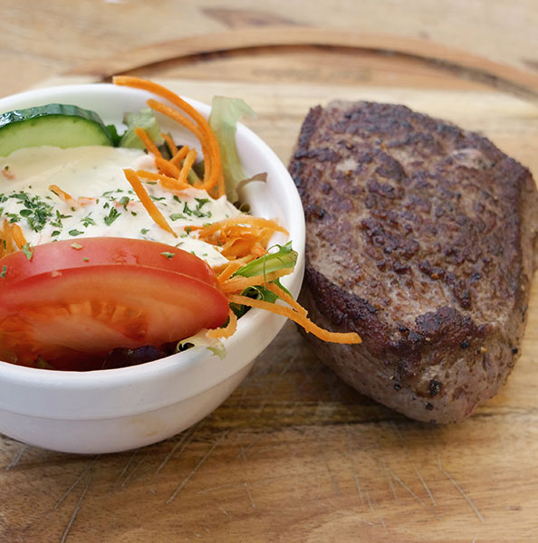 Plat principal avec steak et crudités